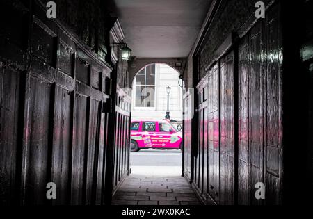 Pickering Place in SW1 St James, Westminster: Schmaler Durchgang, der zu Londons kleinstem Platz im Innenhof führt. Stockfoto