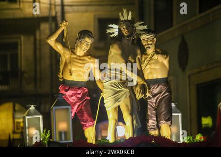 Aviles, Spanien. 26. März 2024: Das Bild von „Jesus an die Säule gebunden“ während der Prozession des Heiligen Petrus am 26. März 2024 in Avilés, Spanien. (Foto: Alberto Brevers/Pacific Press) Credit: Pacific Press Media Production Corp./Alamy Live News Stockfoto