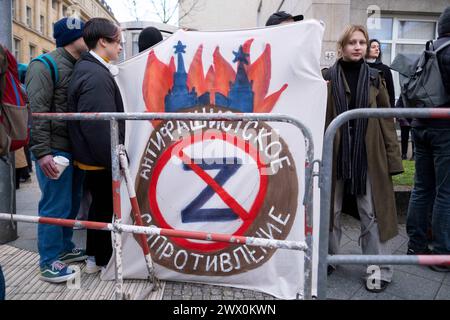 Protest gegen die Wiederwahl des russischen Präsidenten Wladimir Putin unter dem Motto Schluss mit Putin, mit Krieg, Lüge und Repressionen vor der Russischen Botschaft in Berlin-Mitte. / Protest gegen die Wiederwahl des russischen Präsidenten Wladimir Putin unter dem Motto Stop Putin, Krieg, Lügen und Repression vor der russischen Botschaft in Berlin-Mitte. Schnappschuss-Fotografie/K.M.Krause *** Protest gegen die Wiederwahl des russischen Präsidenten Wladimir Putin unter dem Motto Stop Putin, Krieg, Lügen und Repression vor der russischen Botschaft in Berlin Mitte Protest gegen die Wiederwahl von R Stockfoto