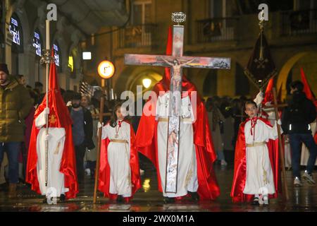 März 2024, Avilés, Asturien, Spanien: Aviles, Spanien. 26. März 2024: Die Nazarener führten die Prozession während der San Pedro-Prozession am 26. März 2024 in Avilés, Spanien. (Kreditbild: © Alberto Brevers/Pacific Press via ZUMA Press Wire) NUR REDAKTIONELLE VERWENDUNG! Nicht für kommerzielle ZWECKE! Stockfoto