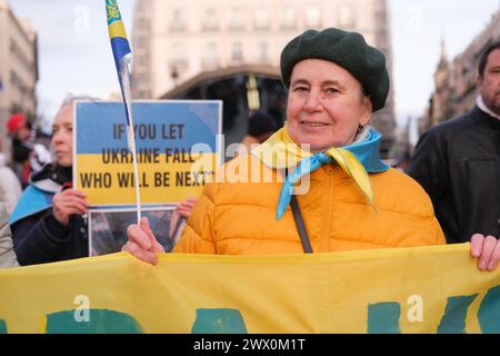 Demonstranten marschieren auf Madrids Gran Via während einer Demonstration zur Unterstützung der Ukraine, um das zweite Jahr der russischen militärischen Invasion in der Ukraine zu gedenken, 24. Februar 2024 Spanien mit: Demonstranten Wo: Madrid, Spanien Wann: 24. Februar 2024 Credit: Oscar Gonzalez/WENN Stockfoto