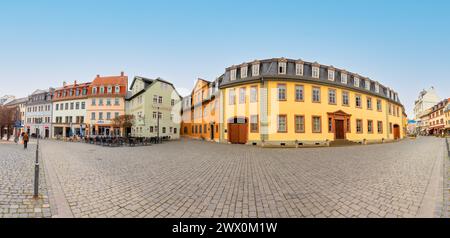 Weimar, Deutschland - 18. März 2024: Blick auf den Marktplatz mit dem Haus und alten historischen Fachwerkhäusern in Weimar. Stockfoto