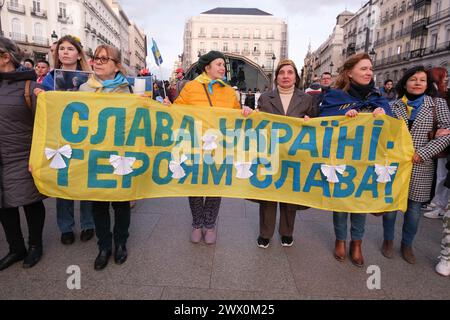 Demonstranten marschieren auf Madrids Gran Via während einer Demonstration zur Unterstützung der Ukraine, um das zweite Jahr der russischen militärischen Invasion in der Ukraine zu gedenken, 24. Februar 2024 Spanien mit: Demonstranten Wo: Madrid, Spanien Wann: 24. Februar 2024 Credit: Oscar Gonzalez/WENN Stockfoto