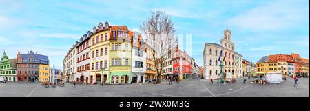 Weimar, Deutschland - 18. März 2024: Blick auf den Marktplatz mit Rathaus und alten historischen Fachwerkhäusern in Weimar. Stockfoto