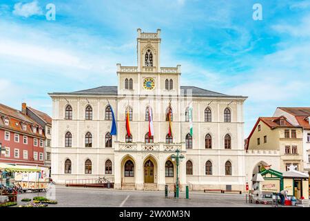 Weimar, Deutschland - 18. März 2024: Blick auf den Marktplatz und das Rathaus mit alten historischen Häusern in Weimar. Stockfoto