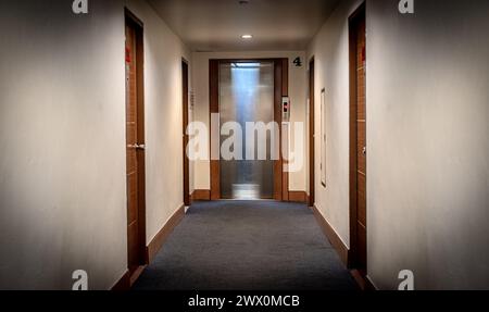 Am Ende des Korridors öffnen sich die Aufzugstüren Stockfoto
