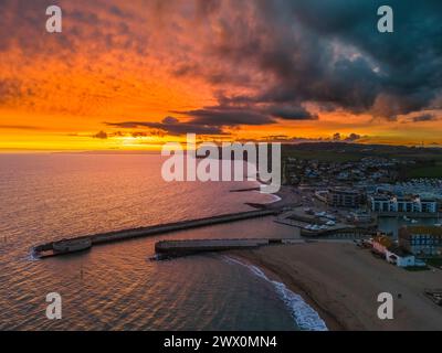 West Bay, Dorset, Großbritannien. März 2024. Wetter in Großbritannien. Ein dramatischer Sonnenuntergang in West Bay in Dorset. Bildnachweis: Graham Hunt/Alamy Live News Stockfoto