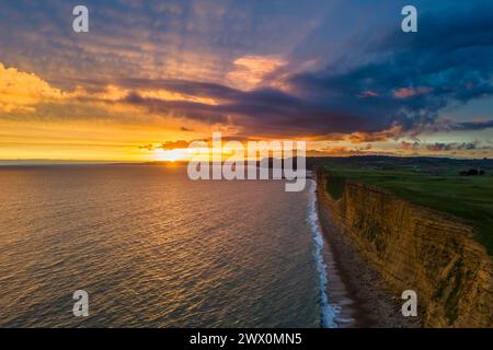 West Bay, Dorset, Großbritannien. März 2024. Wetter in Großbritannien. Ein dramatischer Sonnenuntergang in West Bay in Dorset. Bildnachweis: Graham Hunt/Alamy Live News Stockfoto