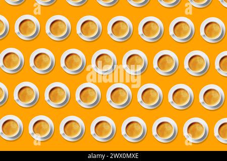 Kaffeetasse ein Cappuccino in einem Pop-Art-wiederholten Muster auf orangem Hintergrund Stockfoto