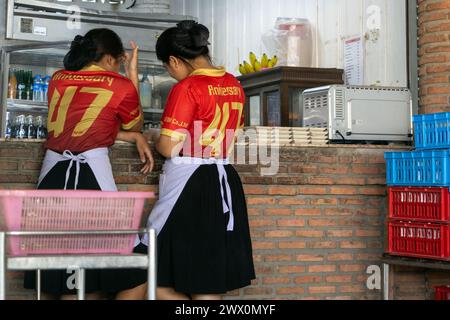 THAILAND, 17. März 2024, Eine Kellnerin steht an der Serviertheke in einem Restaurant Stockfoto