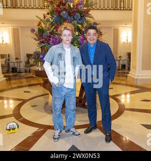 Beverly Hills, Kalifornien, USA. März 2024. Schauspieler Lev Cameron und Fernsehmoderator Joey Zhou treffen sich im Beverly Wilshire, Einem Four Seasons Hotel in Beverly Hills, Kalifornien. Quelle: Sheri Determan Stockfoto