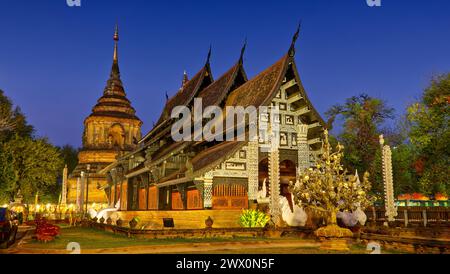 Nächtliche blaue Stunde Foto des Wat Lok Moli buddhistischen Tempels und Stupa in Chiang Mai, Thailand Stockfoto