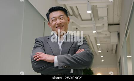 Geschäftsmann mittleren Alters Asiatischer Erwachsener Executive Manager CEO Business Company posiert mit überkreuzten Armen lächelnd japanisch koreanischer chinesischer Mann Stockfoto