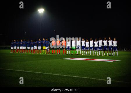 St Georges Park, Großbritannien. März 2024. Nationalhymnen vor der Qualifikation zur UEFA-Europameisterschaft zwischen England U17 und Frankreich U17 im St Georges Park, Burton, Staffordshire, am Samstag, den 26. März 2024 | Foto: Jayde Chamberlain/SPP. Jayde Chamberlain/SPP (Jayde Chamberlain/SPP) Credit: SPP Sport Press Photo. /Alamy Live News Stockfoto