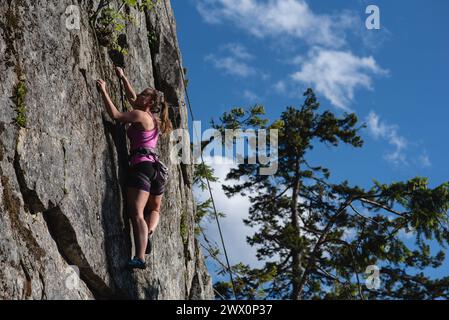 Frau klettert in Area 44 in der Nähe von Squamish, British Columbia, Kanada Stockfoto