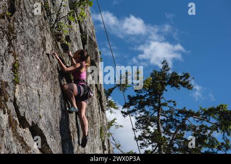 Frau klettert in Area 44 in der Nähe von Squamish, British Columbia, Kanada Stockfoto