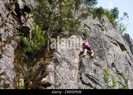 Frau klettert in Area 44 in der Nähe von Squamish, British Columbia, Kanada Stockfoto