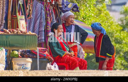 Geflüchtete Palong-Frauen, die traditionelle handgefertigte Stoffe und Kleidung verkaufen, im Dorf Nor Lae auf der thailändischen Seite der Grenze zu Myanmar, Thailand Stockfoto