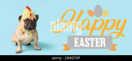 Festliches Banner für frohe Ostern mit süßer französischer Bulldogge im Hühnerkostüm Stockfoto
