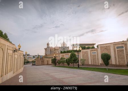 Gedenkkomplex des Islam Karimov während des Sonnenuntergangs, Samarkand, Usbekistan. Kopierraum für Text, dramatischer Himmel Stockfoto