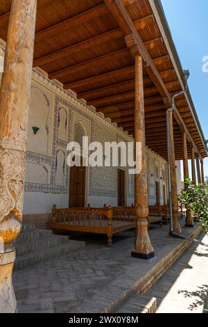 28. JUNI 2023, BUCHARA, USBEKISTAN: Altes Minarett in der Altstadt von Buchara, Usbekistan Stockfoto