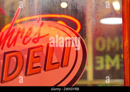 Regentropfen an einem Feinkostgeschäft oder einem Diner-Fenster für ein Restaurant im Retro-Stil der 1950er Jahre Stockfoto