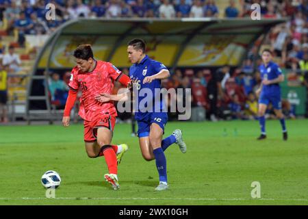 Bangkok, Thailand. März 2024. Joo Min-Kyu (L) aus Südkorea streitet mit Suphan Thongsong aus Thailand während des Gruppenspiels der FIFA-Weltmeisterschaft 2026 in Bangkok, Thailand, am 26. März 2024. Quelle: Rachen Sageamsak/Xinhua/Alamy Live News Stockfoto