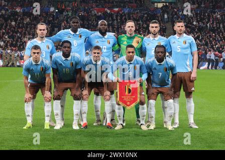 Belgien Team Shoot vor dem Start zurück Reihe: Arthur Theate(Rennes)aus Belgien, Amadou Onana aus Belgien, Romelu Lukaku(Roma)aus Belgien, Matz Sels(Nottingham Forest)aus Belgien, Zeno Debast(Anderlecht)aus Belgien und Jan Vertonghen(Anderlecht)aus Belgien. Vordere Reihe;- Leandro Trossard(Arsenal)von Belgien, Orel Mangala(Lyon) von Belgien, Timothy Castagne(Fulham)von Belgien, Youri Tielemans(Aston Villa)von Belgien und Jeremy Doku(Manchester City)von Belgien. Während des internationalen Freundschaftsfußballspiels zwischen England und Belgien im Wembley Stadion, London, Großbritannien - 26. März 2024. Stockfoto