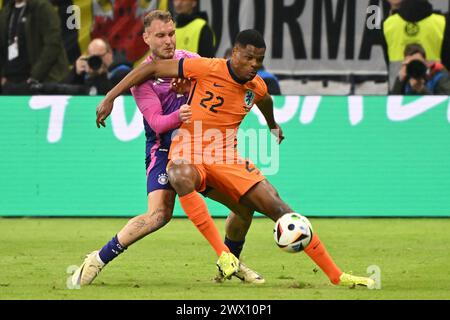 Frankfurt, Deutschland. März 2024. David Raum (L) streitet mit Denzel Dumfries aus den Niederlanden während eines Freundschaftsspiels in Frankfurt am 26. März 2024. Quelle: Ulrich Hufnagel/Xinhua/Alamy Live News Stockfoto