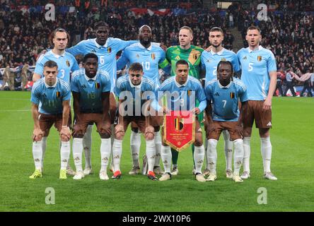 Belgien Team Shoot vor dem Start zurück Reihe: Arthur Theate(Rennes)aus Belgien, Amadou Onana aus Belgien, Romelu Lukaku(Roma)aus Belgien, Matz Sels(Nottingham Forest)aus Belgien, Zeno Debast(Anderlecht)aus Belgien und Jan Vertonghen(Anderlecht)aus Belgien. Vordere Reihe;- Leandro Trossard(Arsenal)von Belgien, Orel Mangala(Lyon) von Belgien, Timothy Castagne(Fulham)von Belgien, Youri Tielemans(Aston Villa)von Belgien und Jeremy Doku(Manchester City)von Belgien. Während des internationalen Freundschaftsfußballspiels zwischen England und Belgien im Wembley Stadion, London, Großbritannien - 26. März 2024. Stockfoto