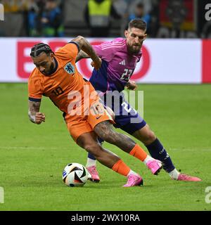 Frankfurt, Deutschland. März 2024. Robert Andrich (R) aus Deutschland streitet mit Memphis Depay aus den Niederlanden während eines Freundschaftsspiels in Frankfurt am 26. März 2024. Quelle: Ulrich Hufnagel/Xinhua/Alamy Live News Stockfoto