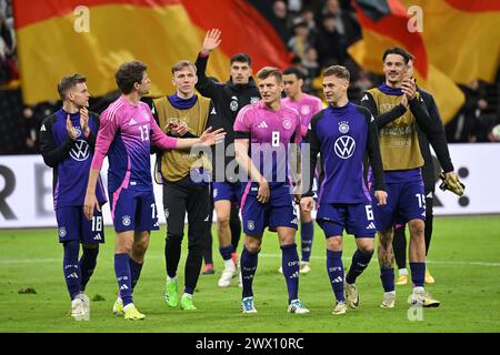 Frankfurt, Deutschland. März 2024. Spieler aus Deutschland begrüßen das Publikum nach einem Freundschaftsspiel zwischen Deutschland und den Niederlanden in Frankfurt am 26. März 2024. Quelle: Ulrich Hufnagel/Xinhua/Alamy Live News Stockfoto