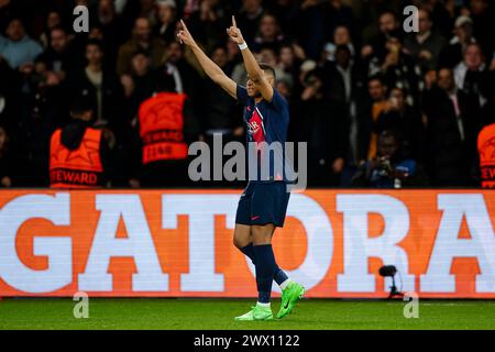 Paris, Frankreich. Februar 2024. Parc des Princes Kylian Mbappe aus Paris Saint Germain feierte sein Tor mit seinen Fans beim Achtelfinale der UEFA Champions League 2023/24 im Parc des Princes am 14. Februar 2024 in Paris. (Foto von Sports Press Photo) (Eurasia Sport Images/SPP) Credit: SPP Sport Press Photo. /Alamy Live News Stockfoto