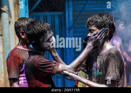 Dhaka, Bangladesch. März 2024. Zwei junge Menschen malen sich gegenseitig mit einer Mischung aus farbigen Pudern, um das Dol Purnima Festival zu feiern, das als Holi Festival auf dem Sakhari Basar bekannt ist. Am 26. März 2024 in Dhaka, Bangladesch. (Kreditbild: © Nahid Hasan/OKULARIS via ZUMA Press Wire) NUR REDAKTIONELLE VERWENDUNG! Nicht für kommerzielle ZWECKE! Stockfoto