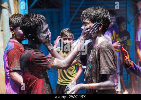 Dhaka, Bangladesch. März 2024. Zwei junge Menschen malen sich gegenseitig mit einer Mischung aus farbigen Pudern, um das Dol Purnima Festival zu feiern, das als Holi Festival auf dem Sakhari Basar bekannt ist. Am 26. März 2024 in Dhaka, Bangladesch. (Kreditbild: © Nahid Hasan/OKULARIS via ZUMA Press Wire) NUR REDAKTIONELLE VERWENDUNG! Nicht für kommerzielle ZWECKE! Stockfoto