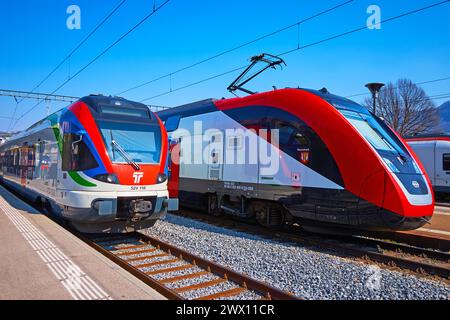 LOCARNO, SCHWEIZ - 26. MÄRZ 2022: Die Züge verschiedener Umbauten auf dem Bahnhof Locarno, Tessin, Schweiz Stockfoto