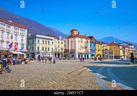 LOCARNO, SCHWEIZ - 26. MÄRZ 2022: Genießen Sie die schöne Piazza Grande im Stadtzentrum von Locarno, Schweiz Stockfoto