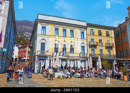 LOCARNO, SCHWEIZ - 26. MÄRZ 2022: Das Essen im Freien im historischen Haus auf der Piazza Grande im Stadtzentrum von Locarno, Schweiz Stockfoto