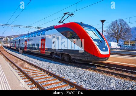 LOCARNO, SCHWEIZ - 26. MÄRZ 2022: Der moderne Zug auf dem Bahnhof Locarno im Tessin Stockfoto