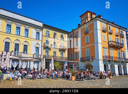 LOCARNO, SCHWEIZ - 26. MÄRZ 2022: Das gemütliche Essen im Freien auf der sonnigen Piazza Grande im Stadtzentrum von Locarno, Schweiz Stockfoto