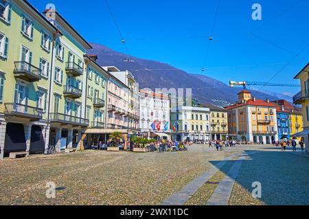 LOCARNO, SCHWEIZ - 26. MÄRZ 2022: Die Piazza Grande ist der zentrale Touristenort von Locarno in der Schweiz Stockfoto