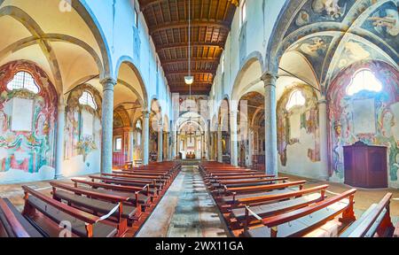 LOCARNO, SCHWEIZ - 26. MÄRZ 2022: Panorama des mit Fresken geschmückten Gebetssaals der Kirche San Francesco mit Steinsäulen, verzierten Wänden und Holzgewölbe, Loc Stockfoto