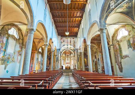 LOCARNO, SCHWEIZ - 26. MÄRZ 2022: Panorama der mittelalterlichen Kapellen mit Fresken und des Hauptaltars der historischen San Francesco Kirche, Locarno, Switzer Stockfoto