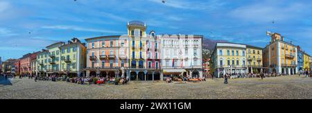 LOCARNO, SCHWEIZ - 26. MÄRZ 2022: Panoramablick auf die historische Piazza Grande im Stadtzentrum von Locarno, Schweiz Stockfoto