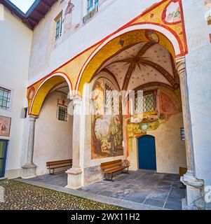 Die farbigen Fresken im historischen Kreuzgang des Wallfahrtsortes Madonna del Sasso, Sacro Monte, Orselina, Schweiz Stockfoto