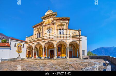 Panorama der Freskenfassade der Kirche Santa Maria Assunta Madonna del Sasso, Orselina, Schweiz Stockfoto