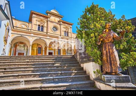 Die alte Steintreppe zur reich verzierten Kirche Santa Maria Assunta im Wallfahrtsort Madonna del Sasso, Orselina, Schweiz Stockfoto