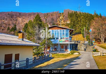 LOCARNO, SCHWEIZ - 26. MÄRZ 2022: Pvillon der unteren Station des Sessellifts Cardada Cimetta auf dem Cardada Mount, Locarno, Schweiz Stockfoto