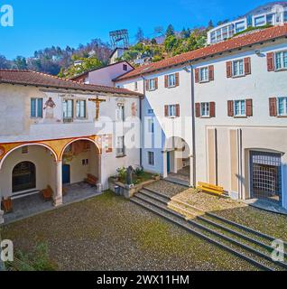 Der Blick von oben auf den historischen Kreuzgang von Madonna del Sasso, Sacro Monte, Orselina, Tessin, Schweiz Stockfoto