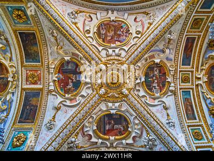 ORSELINA, SCHWEIZ - 26. MÄRZ 2022: Das herausragende Gewölbe der Kirche Santa Maria Assunta Madonna del Sasso mit Fresken, Stuck und g Stockfoto